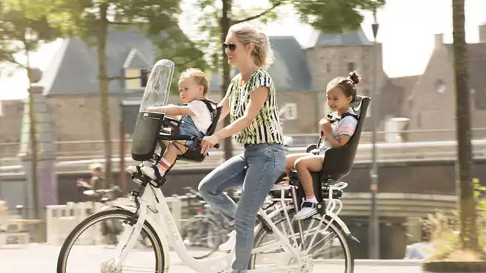 Kinderzitje achterop op de Veluwe in 